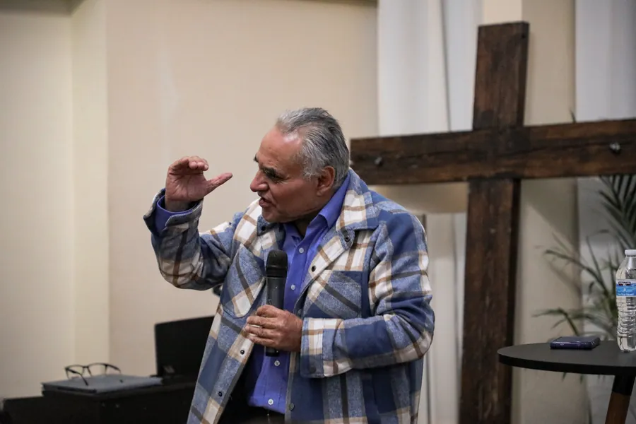 Un predicador comparte el mensaje junto a la cruz