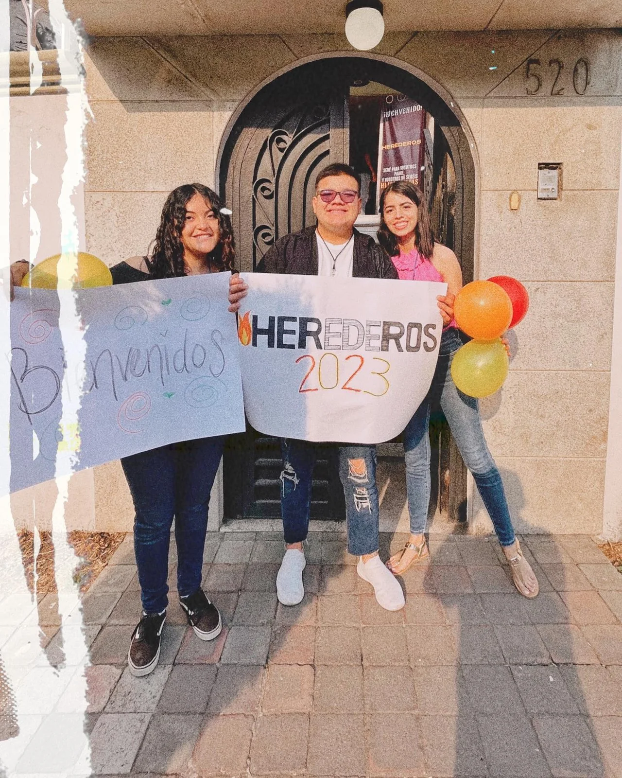 Jóvenes dan la bienvenida con carteles de Herederos 2023