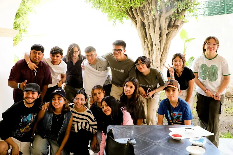 Foto de grupo de un equipo en el patio