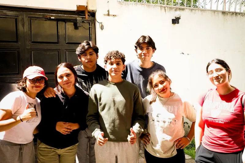 Equipo de jóvenes posa sonriente