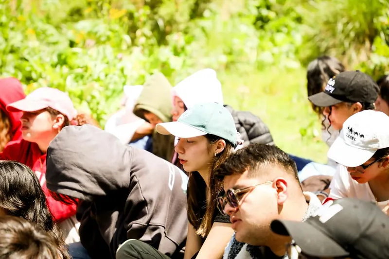 Jóvenes sentados en el monte oran