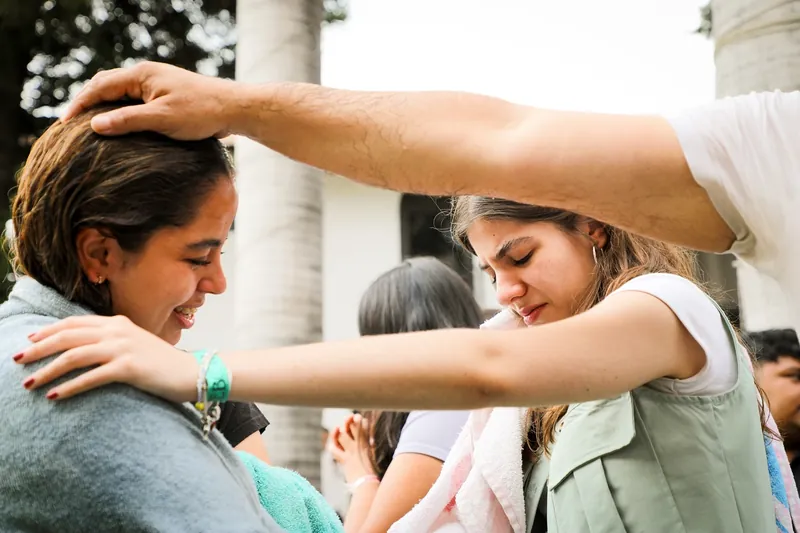 Oran con imposición de manos por dos jóvenes