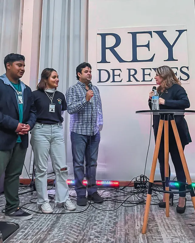 Equipo en el escenario de Rey de Reyes 2022