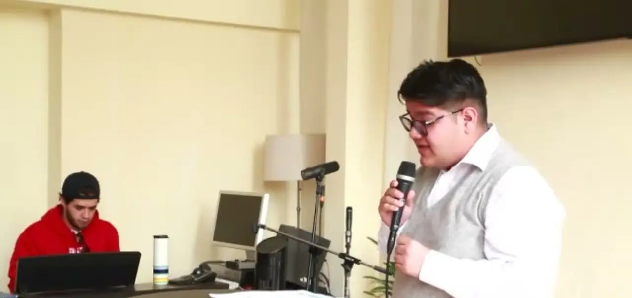 Un joven comparte un mensaje con el micrófono en el tercer día de REBORN 2023.