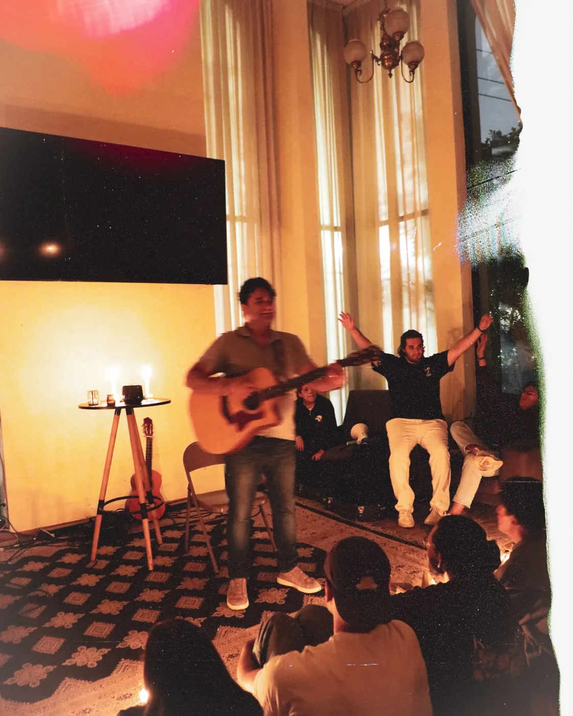 Alabanza con guitarra y manos alzadas en la última noche de REBORN 2026